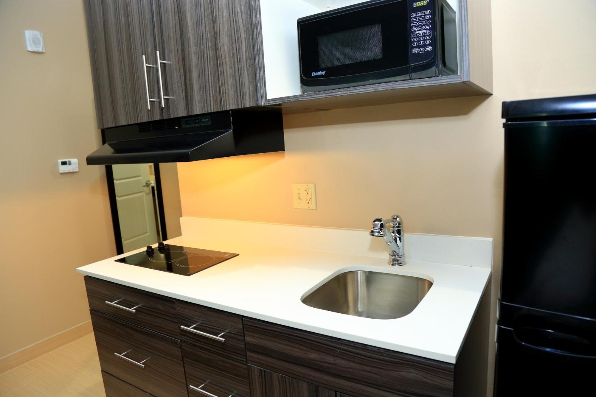 Americas Best Value Inn & Suites-Prairieville Экстерьер фото