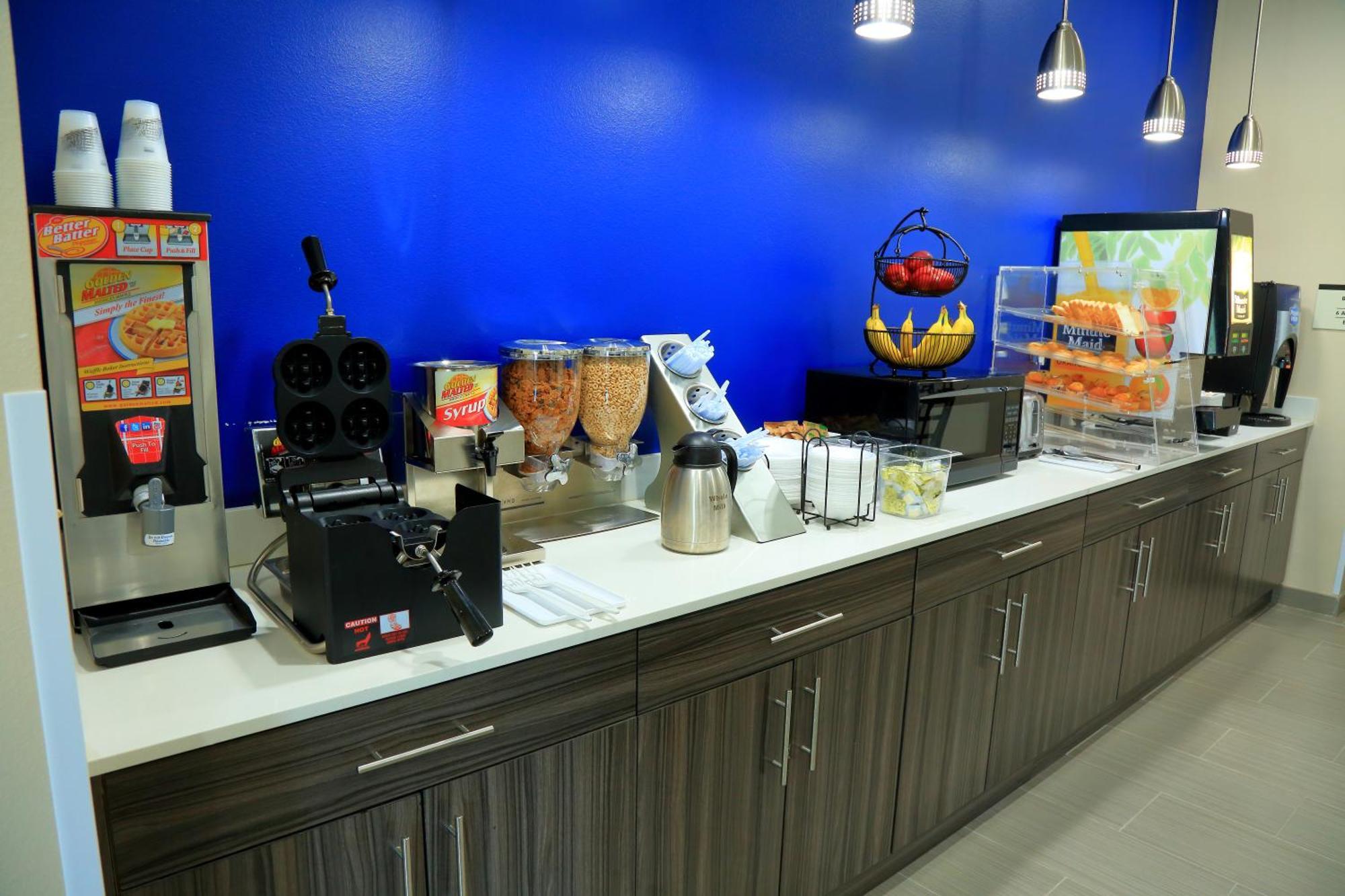 Americas Best Value Inn & Suites-Prairieville Экстерьер фото